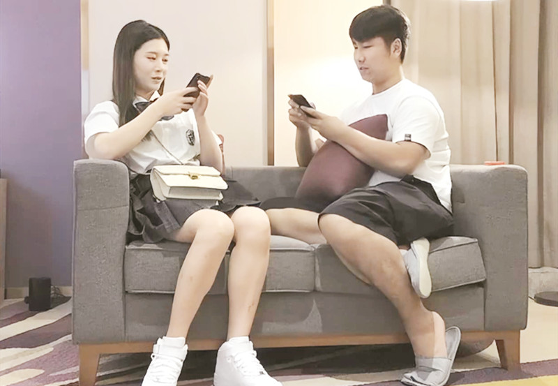 19岁极品清纯乖乖女，娇羞软萌惹人爱，挑选几个观众终于同意留下